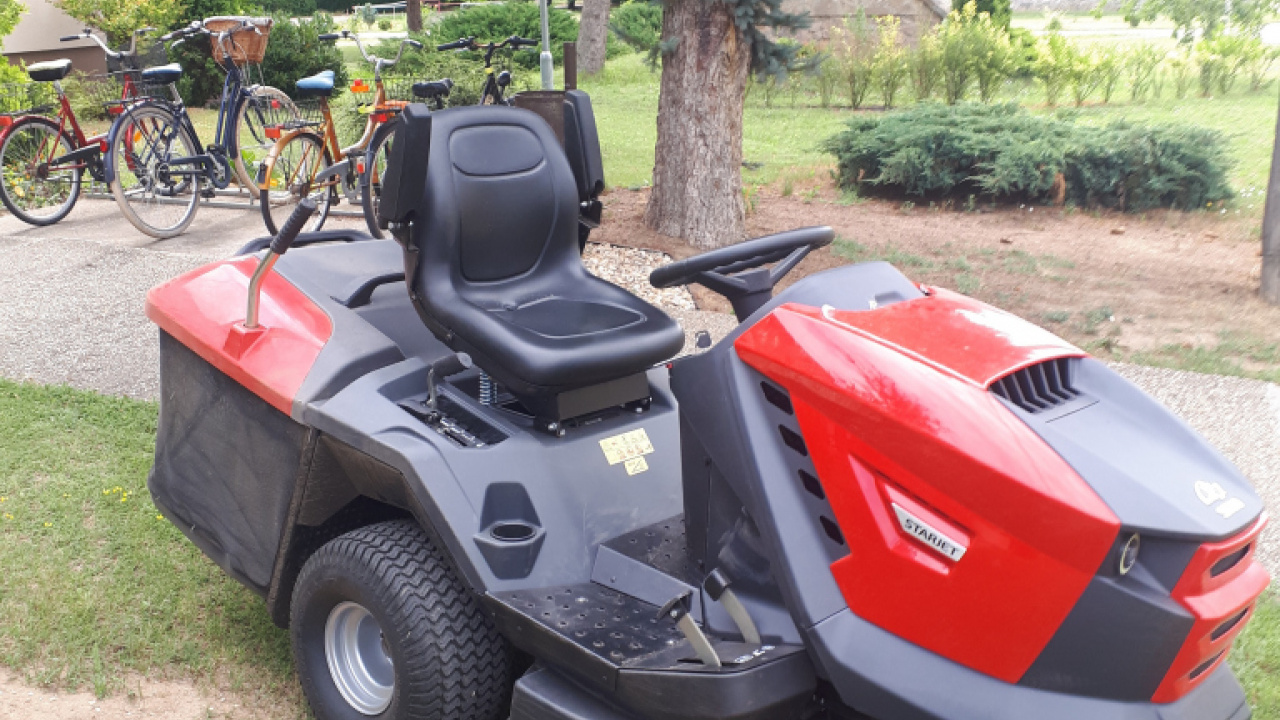 Na úpravu verejnej zelene bola zakúpená traktorová kosačka Na úpravu verejnej zelene bola zakúpená traktorová kosačka